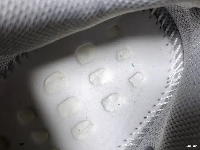 Yeezy 'Inertia' Adidas FW2549 Boost V2 700 0610